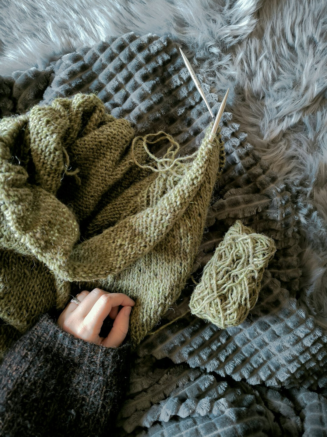 hands knitting wool